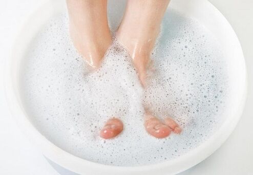 bagno di soda per il trattamento dei funghi delle unghie